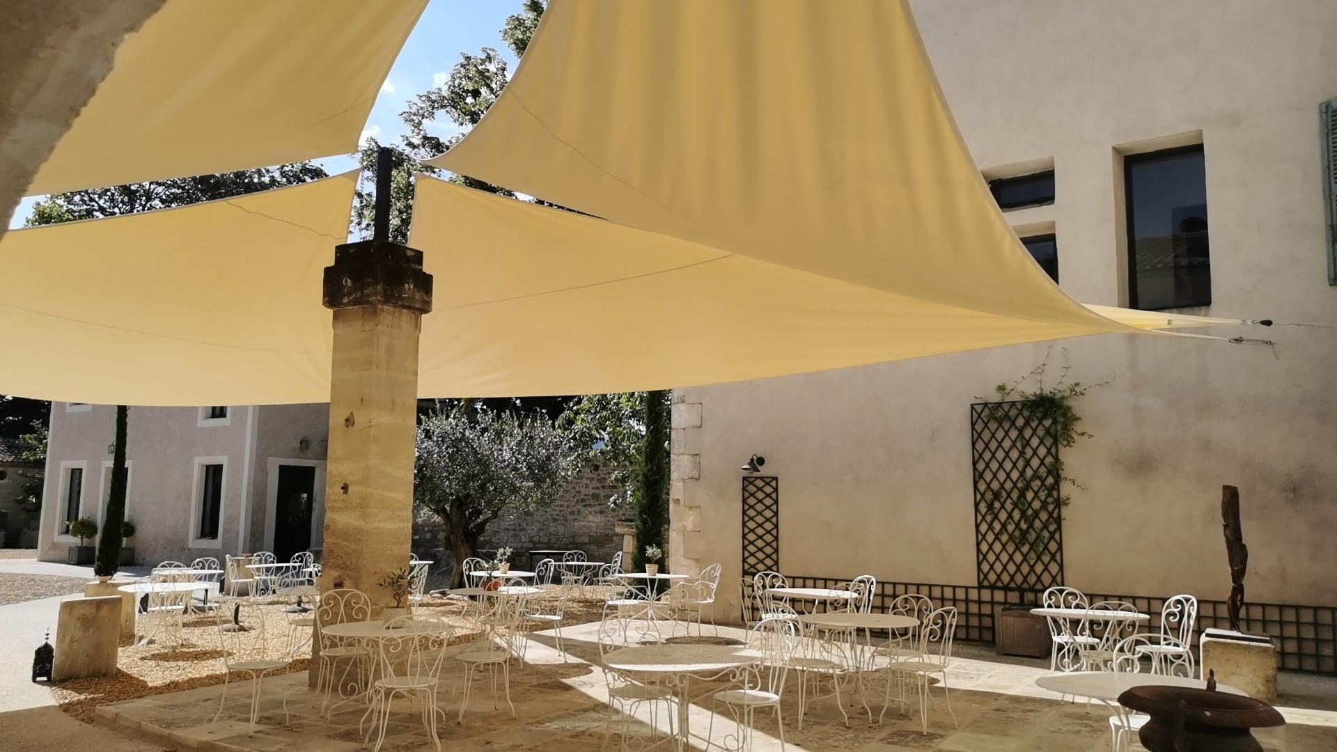 repas en terrasse-restaurant gastronomique Nimes-cuisine gastronomique Nimes-restaurant traiteur Nimes-repas gastronomique Nimes-repas de groupe Nimes-evenements prives et professionnels Nimes-restaurant avec terrasse Nimes-restaurant a Nimes